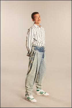 Young_Rock_Season_1_Bradley_Constant2 (667x1000, 96 kБ...)